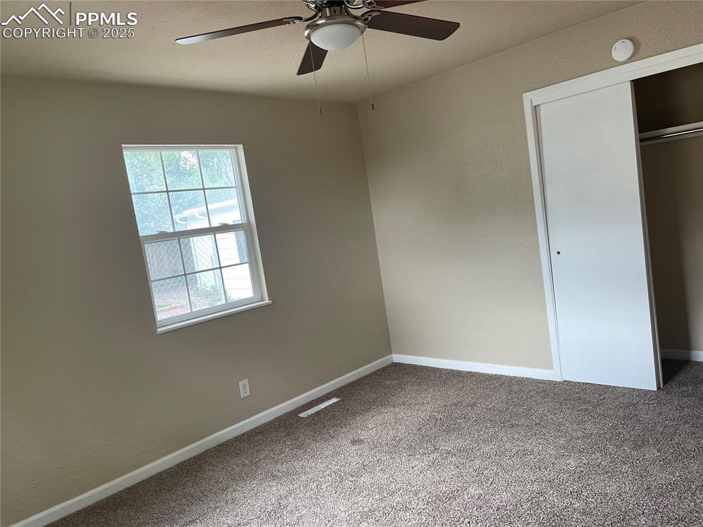 Image 10 of 20: Bedroom