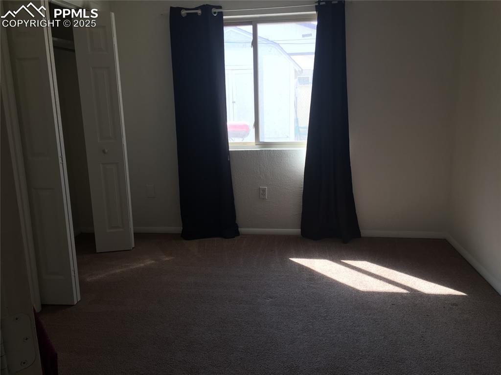 Image 18 of 20: Bedroom