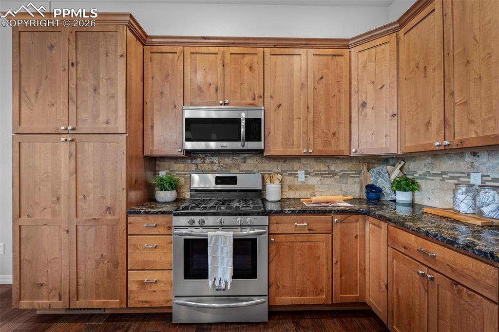 Image 12 of 49: Kitchen