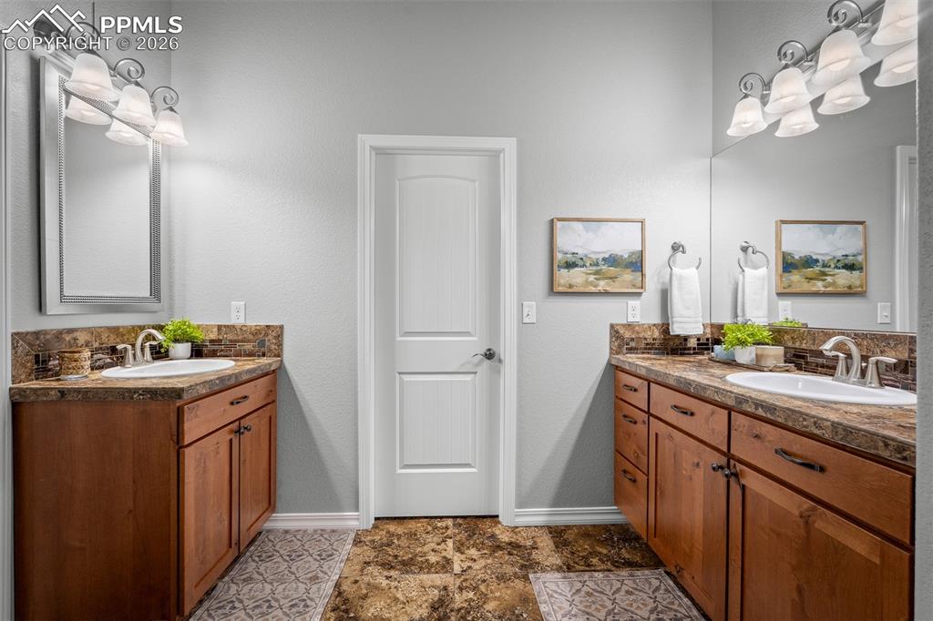 Image 22 of 49: Bathroom