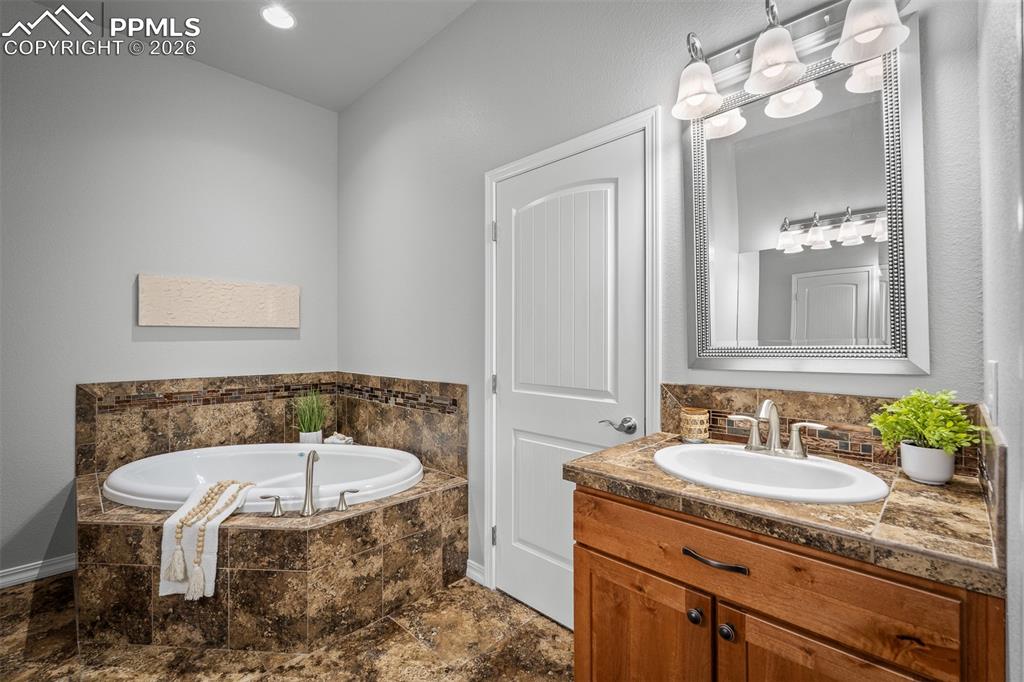 Image 23 of 49: Bathroom