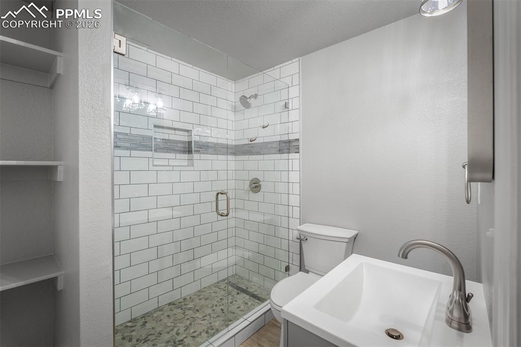 Image 34 of 49: Bathroom