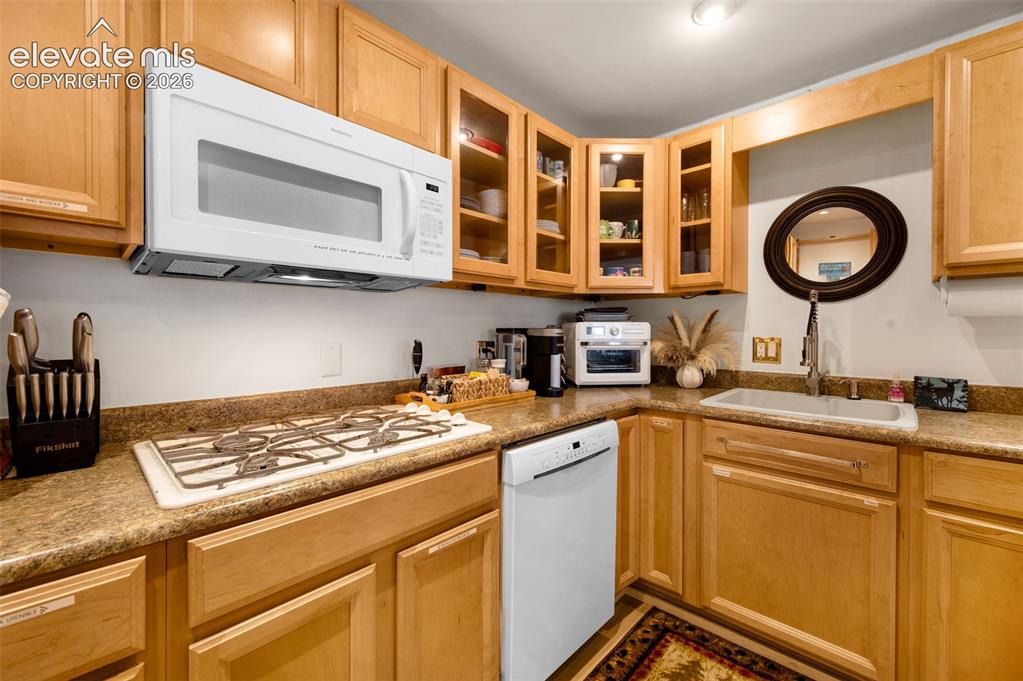 Image 17 of 28: Bottom unit kitchen