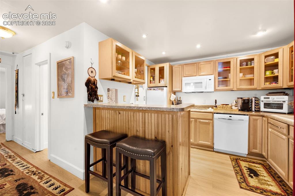 Image 18 of 28: Kitchen