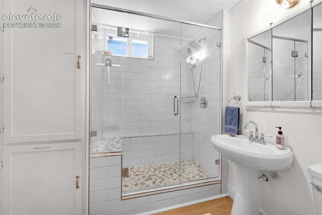 Image 21 of 28: Bottom unit bathroom