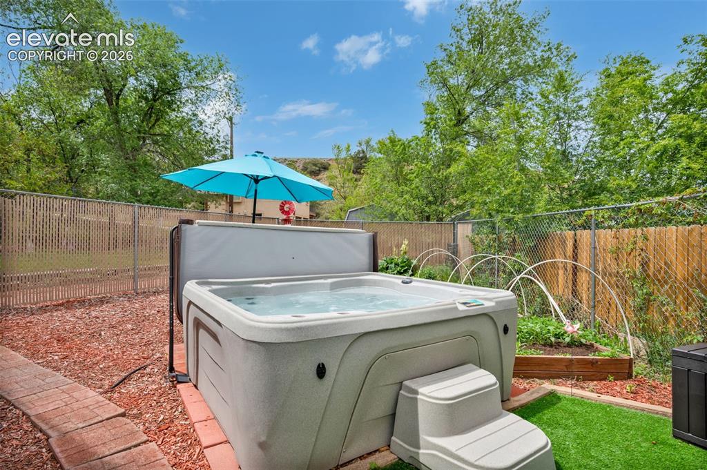 Image 25 of 28: Hot tub