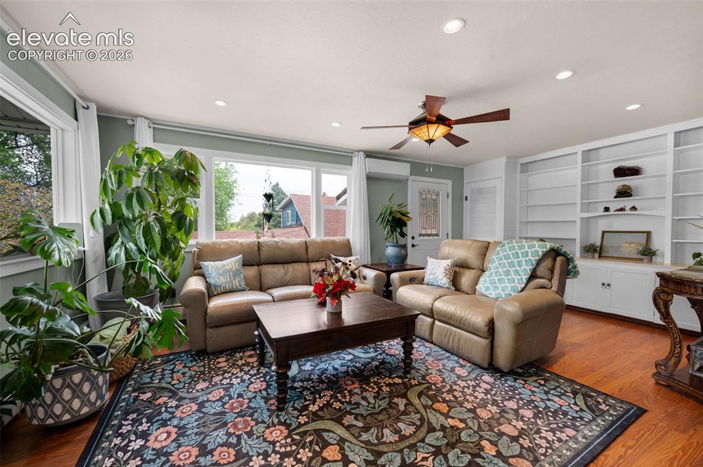 Image 5 of 28: Living room