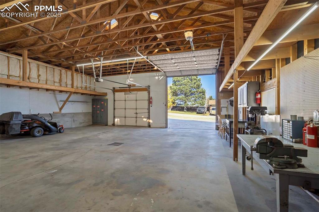 Image 11 of 34: Garage