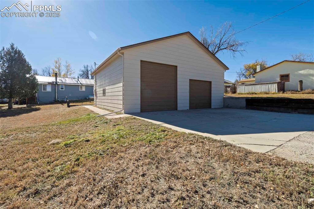 Image 33 of 34: Garage