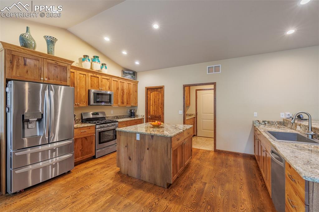 Image 12 of 36: Nice private back deck