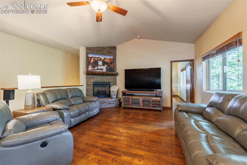 Image 16 of 36: Kitchen