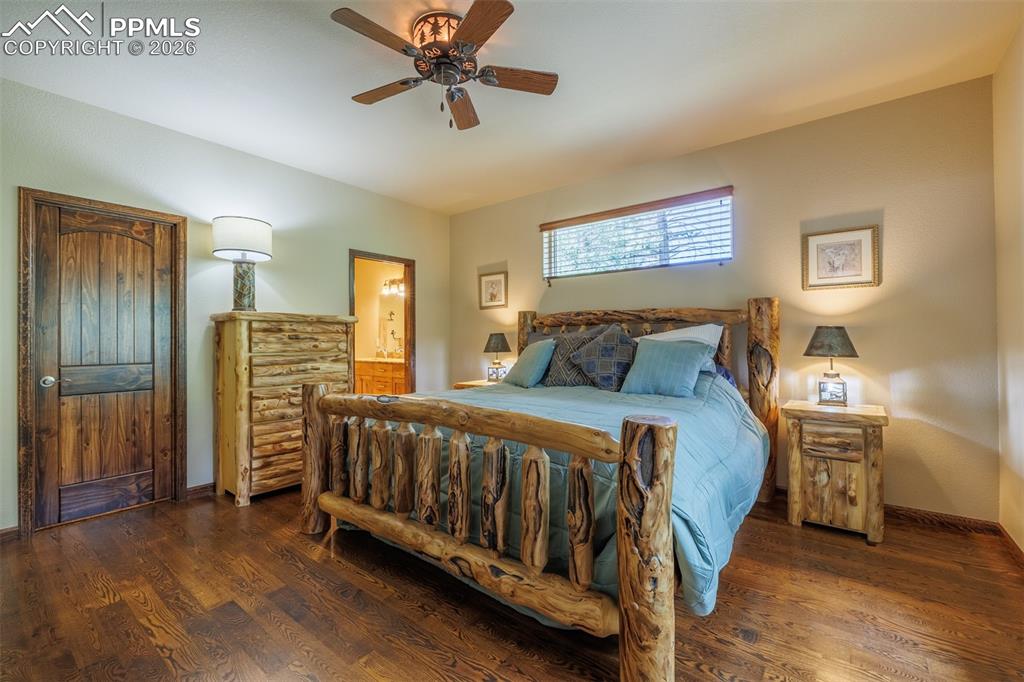 Image 19 of 36: Living Room