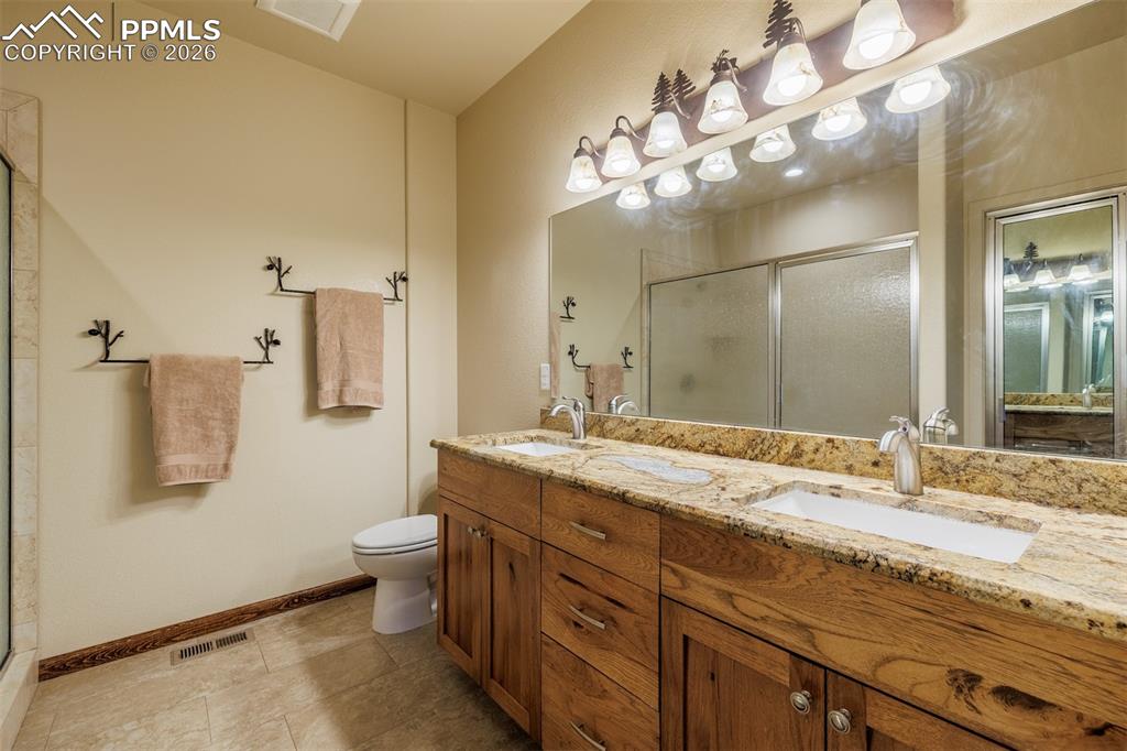 Image 22 of 36: Garage