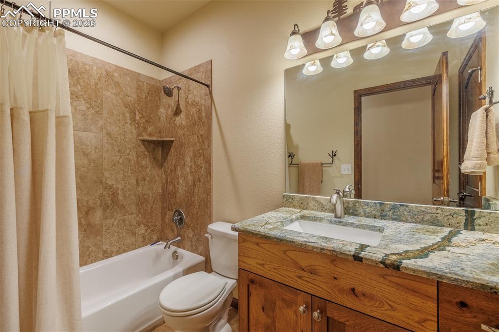 Image 26 of 36: Office/Bedroom 