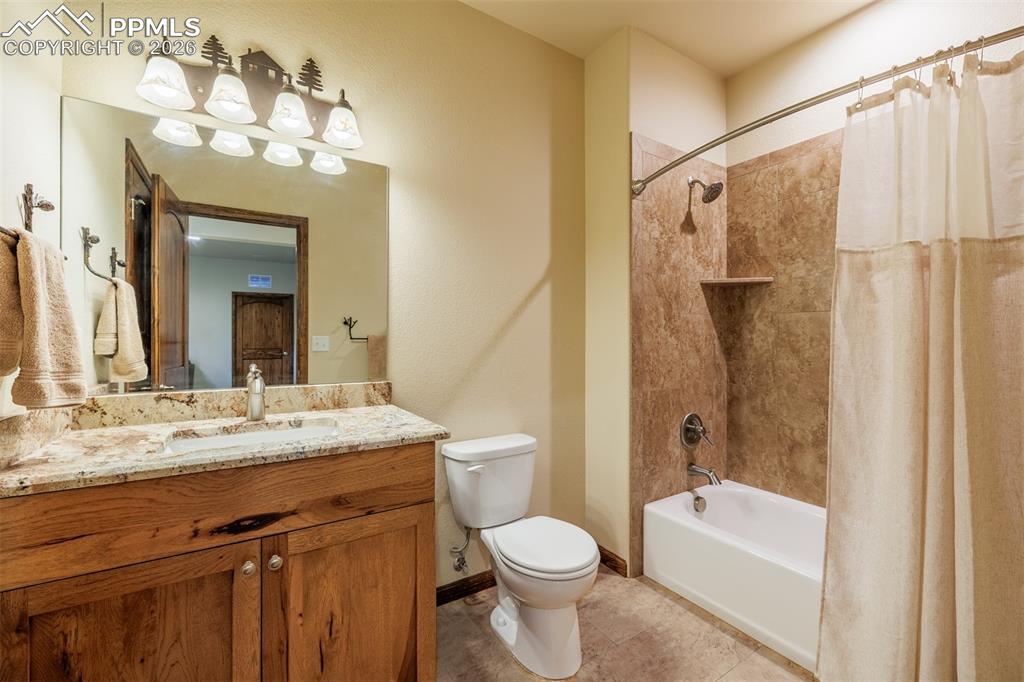 Image 29 of 36: Office