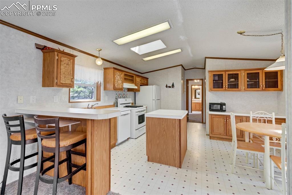 Image 11 of 47: Kitchen