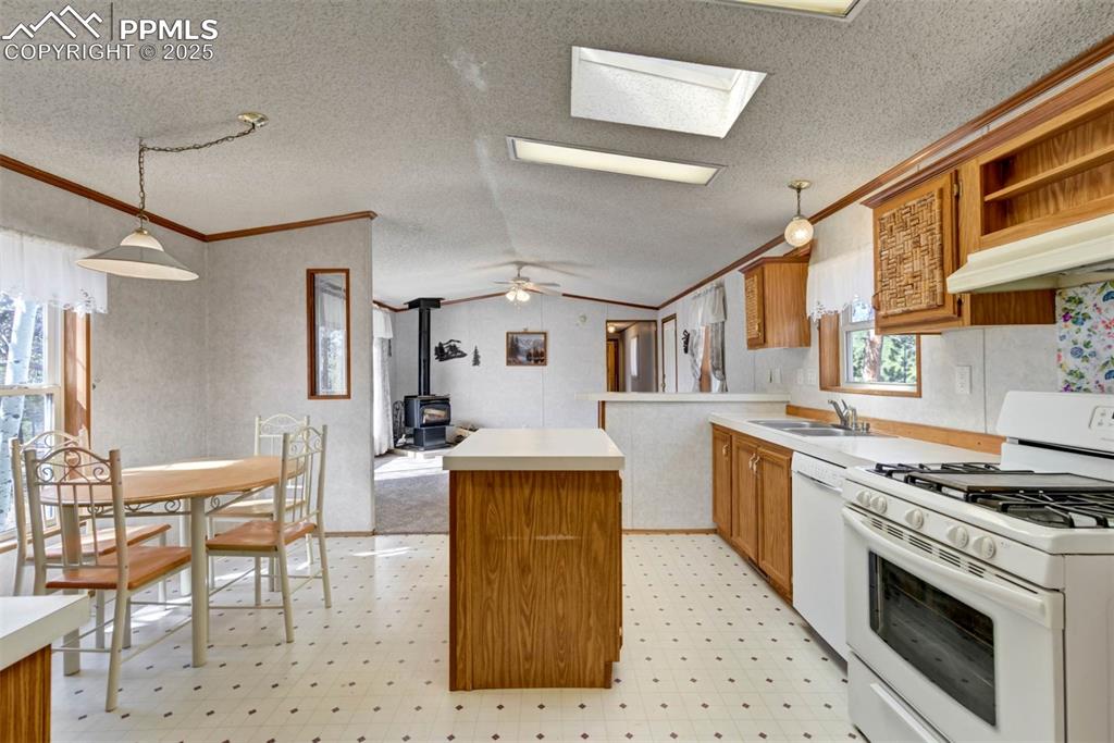 Image 12 of 47: Kitchen