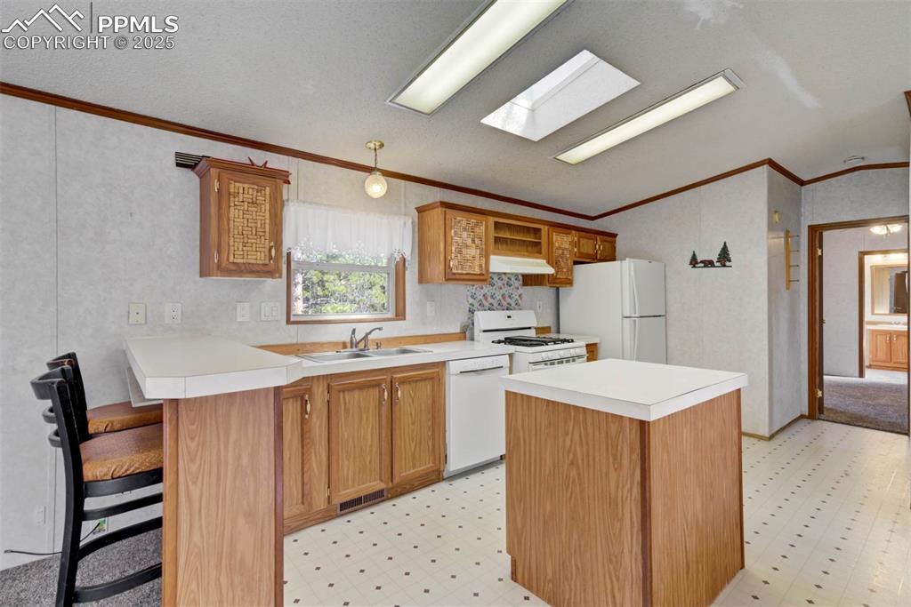 Image 13 of 47: Kitchen