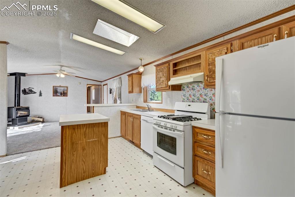 Image 14 of 47: Kitchen