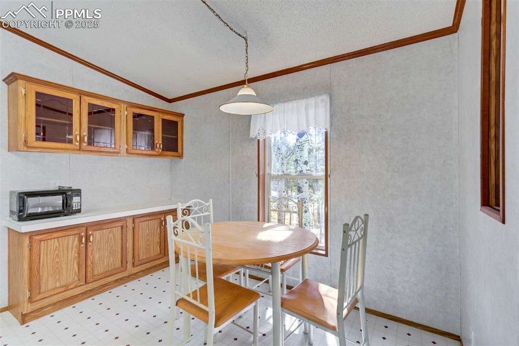 Image 16 of 47: Dining Area