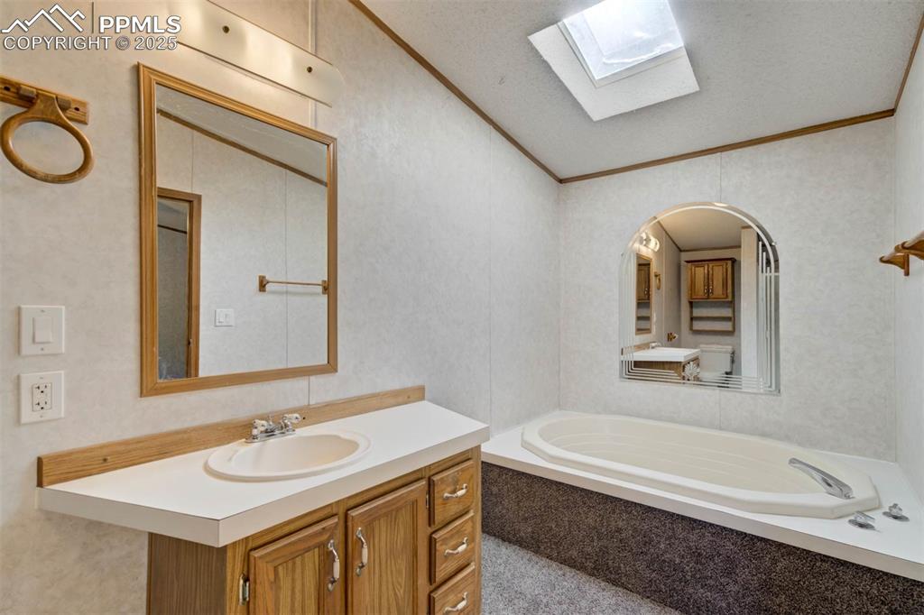 Image 27 of 47: Bathroom