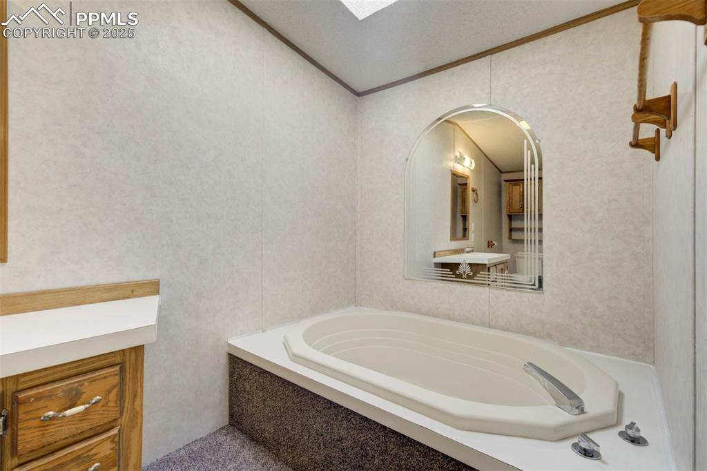 Image 28 of 47: Bathroom