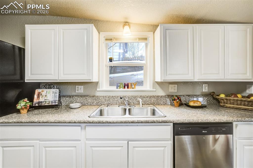 Image 17 of 43: Kitchen