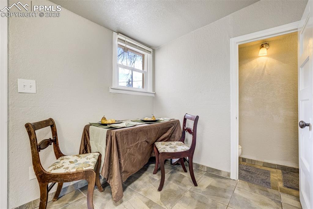 Image 22 of 43: Dining Area