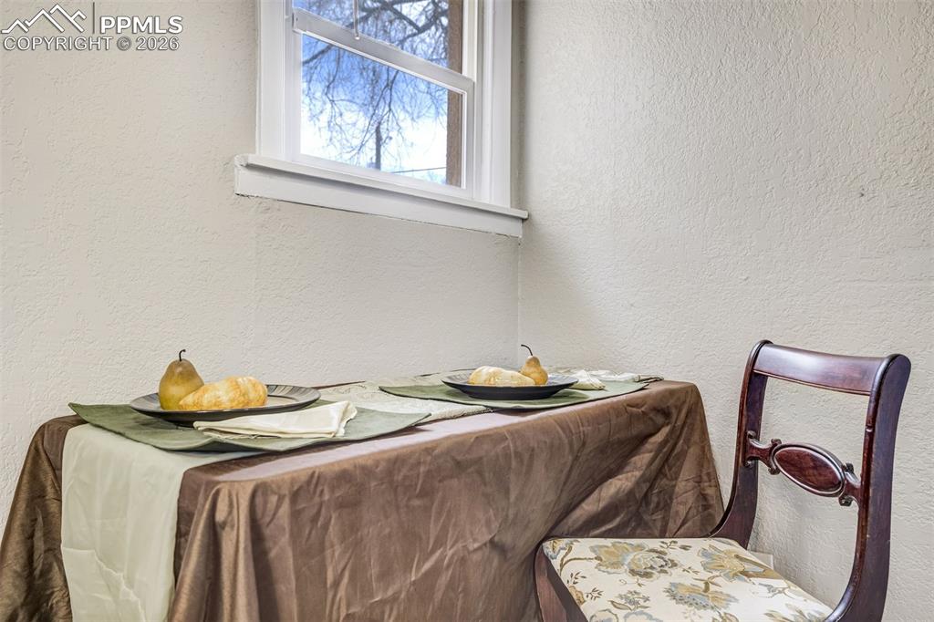 Image 23 of 43: Dining Area