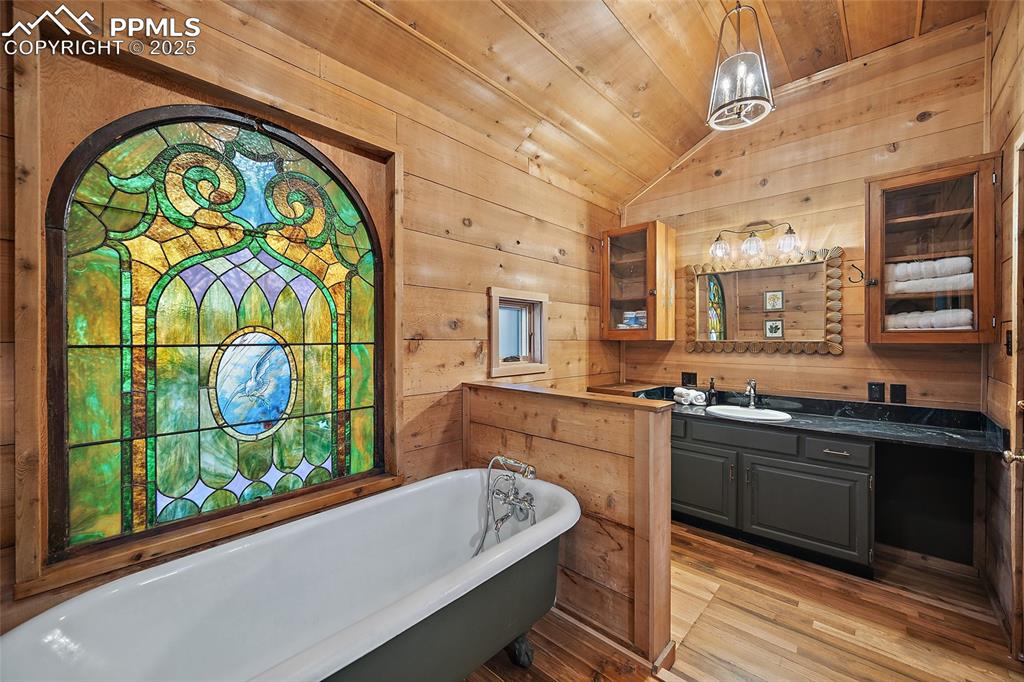 Image 10 of 42: Bathroom