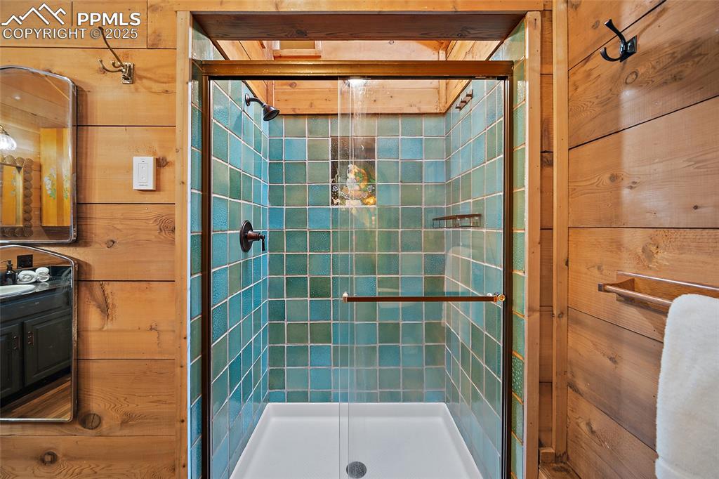 Image 11 of 42: Bathroom