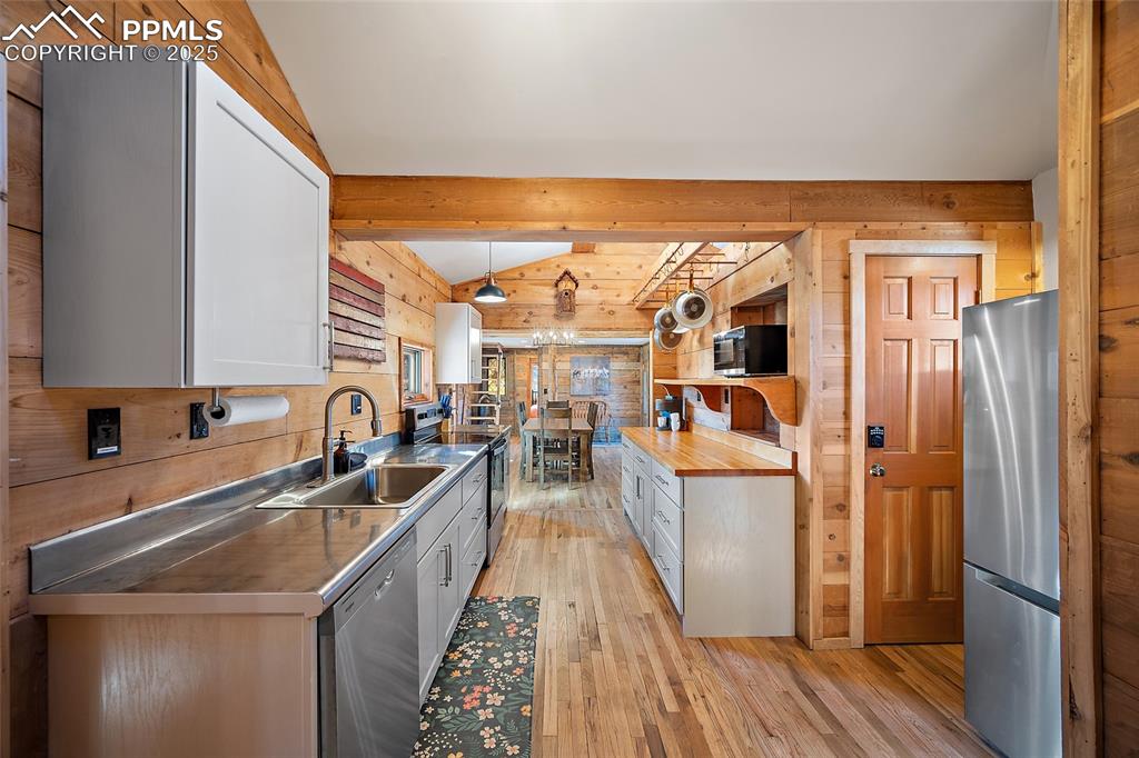 Image 13 of 42: Kitchen