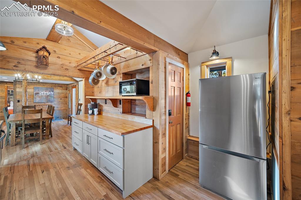 Image 14 of 42: Kitchen