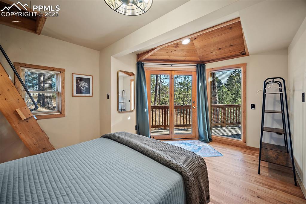 Image 17 of 42: Bedroom