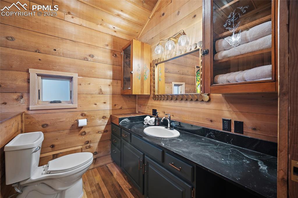 Image 18 of 42: Bathroom