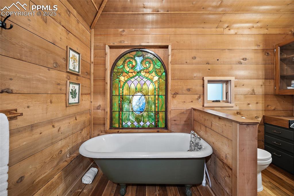 Image 19 of 42: Bathroom