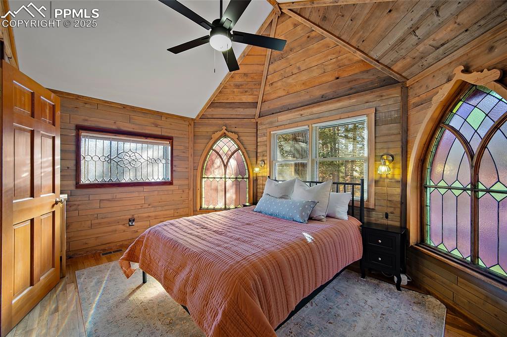 Image 21 of 42: Bedroom