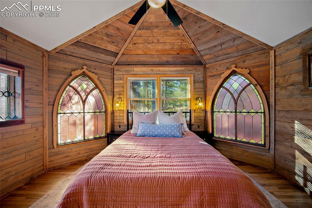 Image 5 of 42: Bedroom