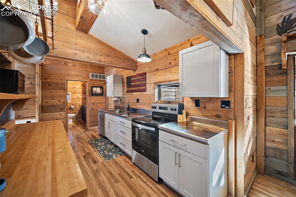 Image 6 of 42: Kitchen