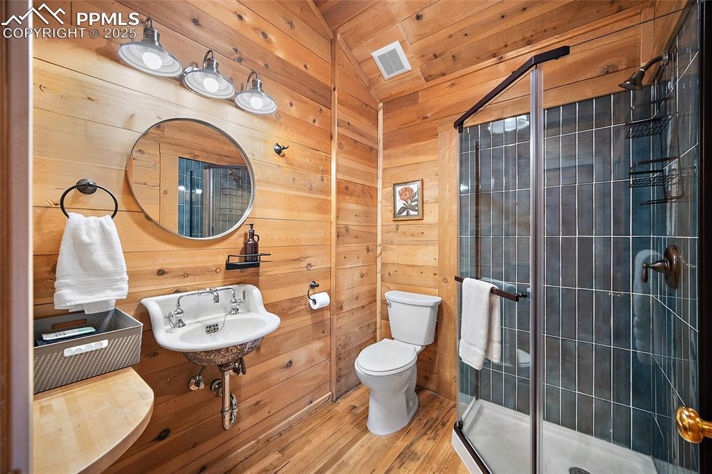 Image 8 of 42: Bathroom