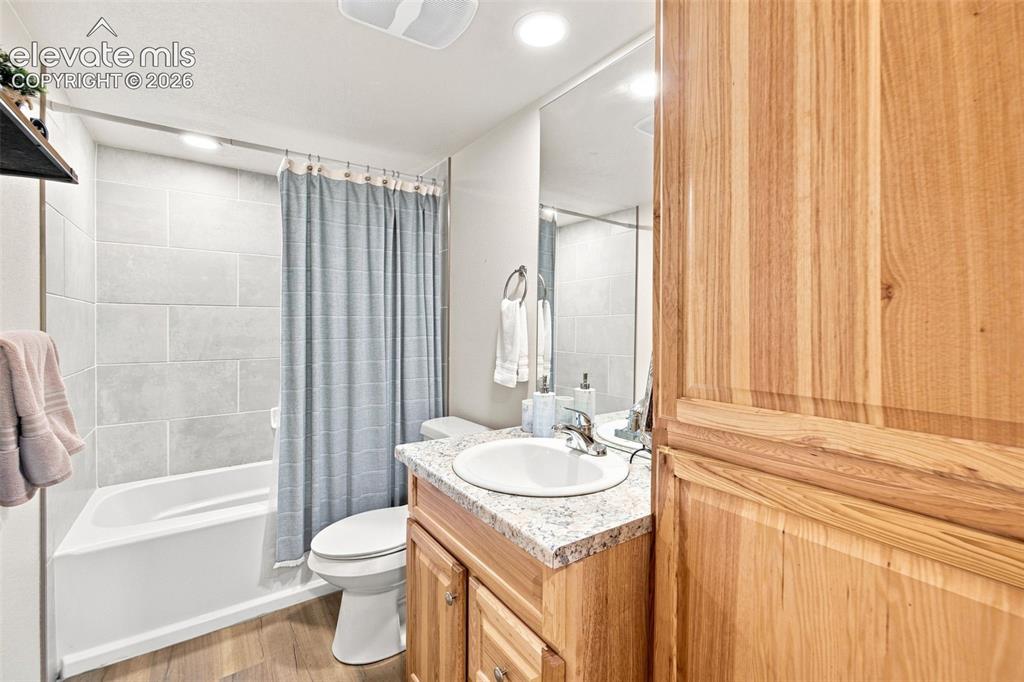 Image 13 of 45: Bathroom
