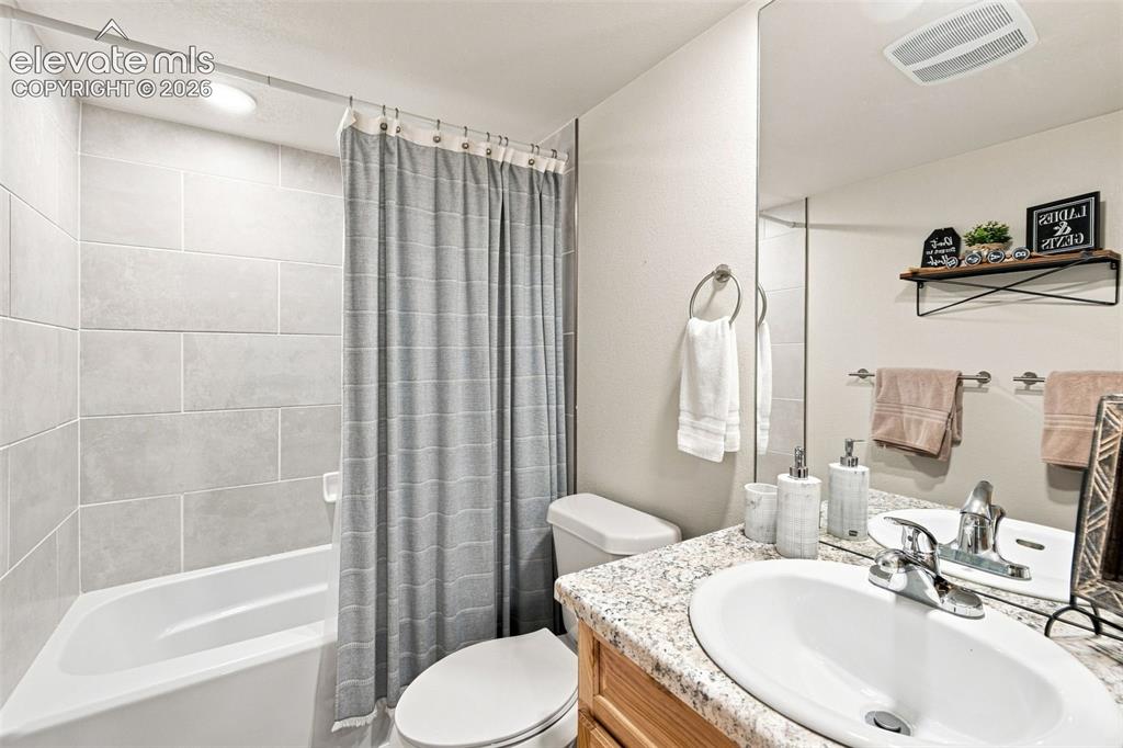 Image 14 of 45: Bathroom