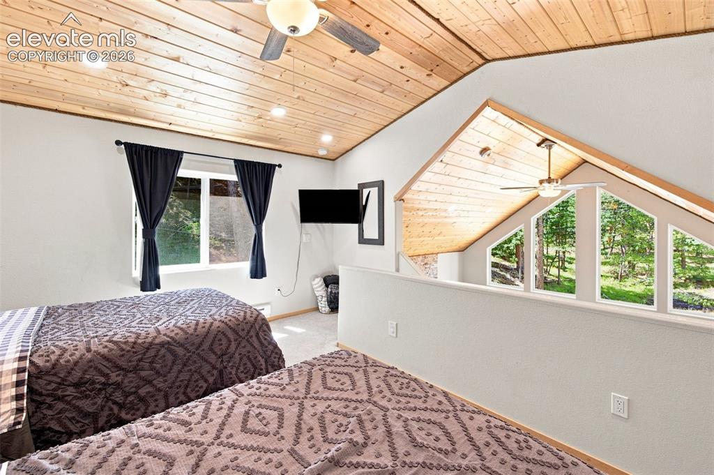 Image 18 of 45: Bedroom