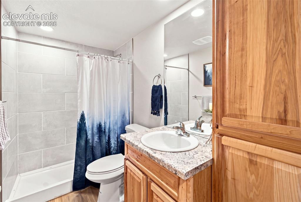 Image 19 of 45: Bathroom