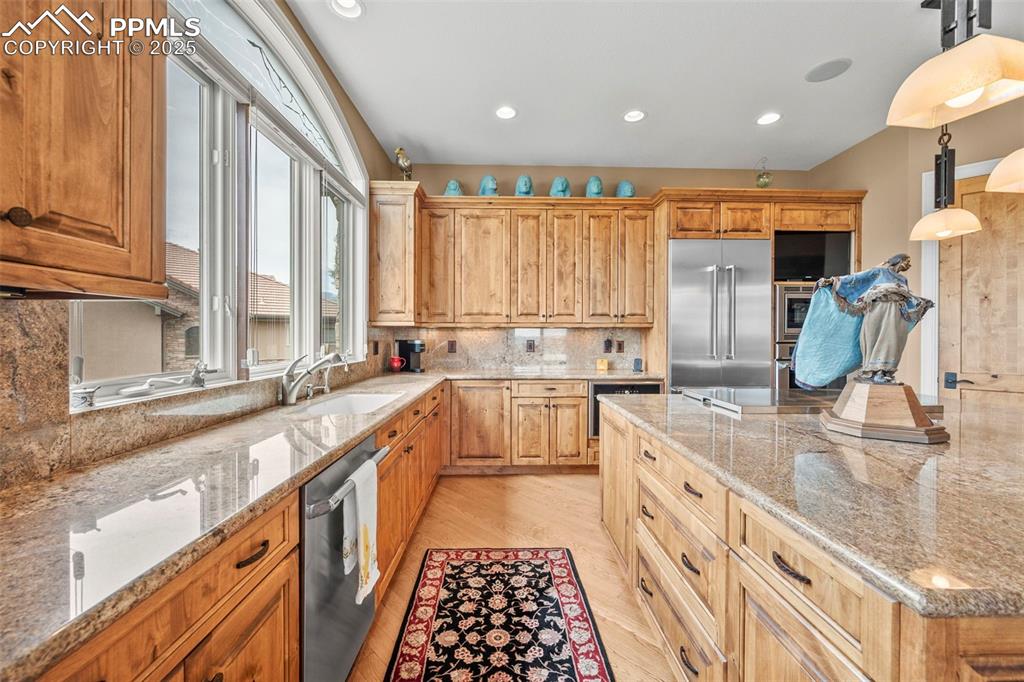 Image 10 of 50: Kitchen