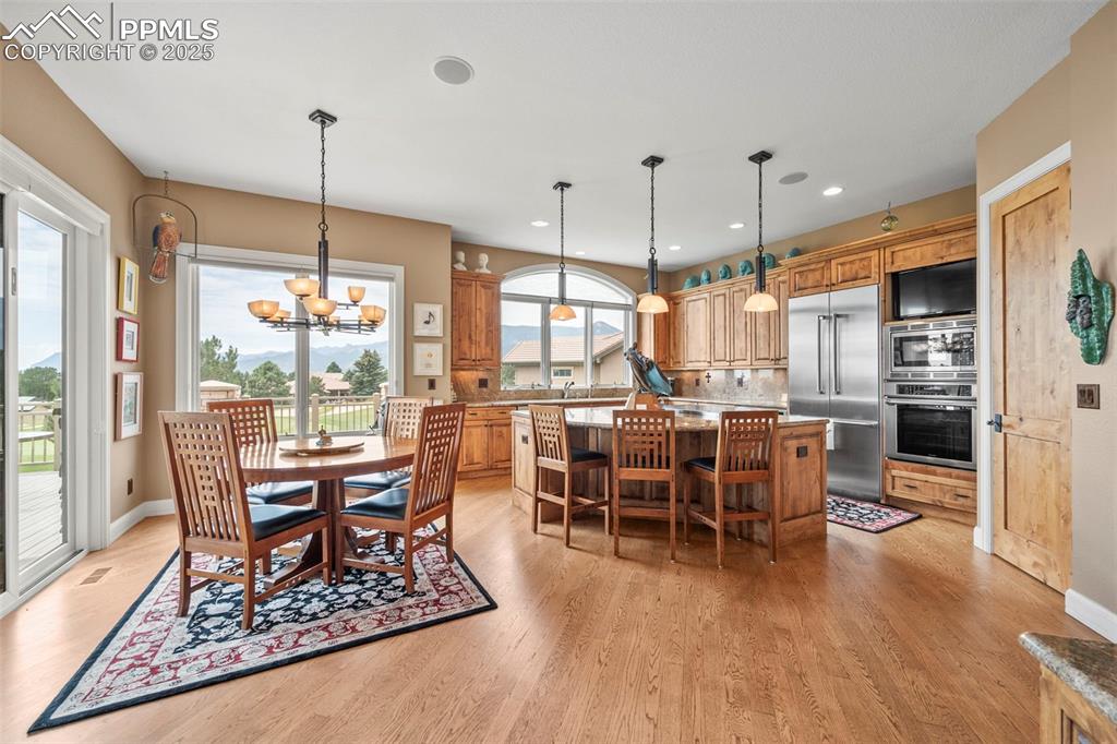 Image 12 of 50: Dining Area