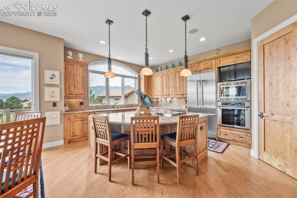 Image 14 of 50: Kitchen