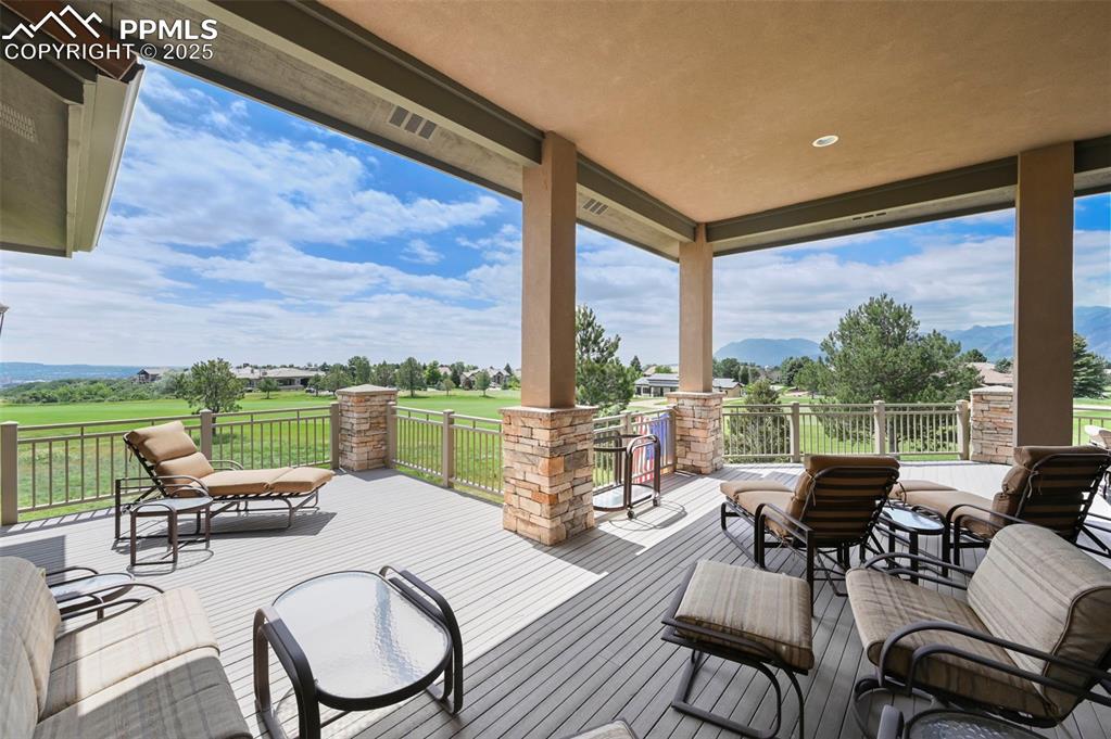 Image 17 of 50: Deck