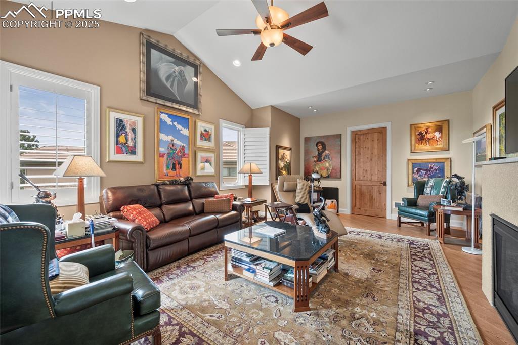 Image 23 of 50: Living Room