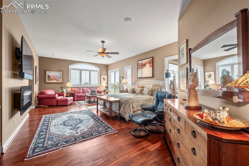 Image 25 of 50: Bedroom